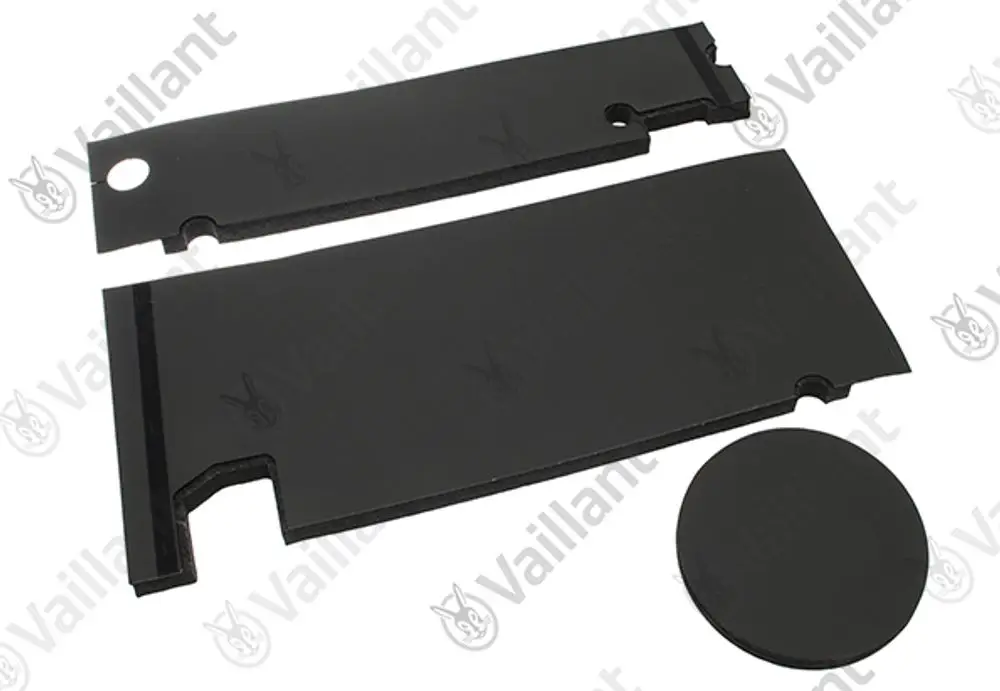 Vaillant-Isolierungsset aus schwarzem Material, bestehend aus zwei länglichen Platten und einer runden Scheibe, zur Schalldämmung für spezielle Modelle.
